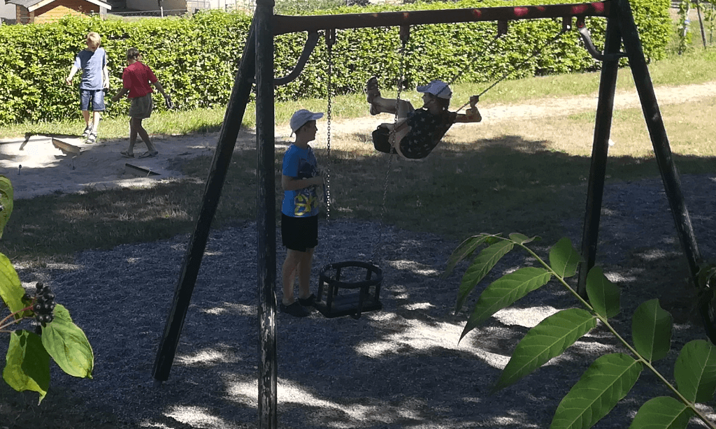 Kinder auf dem Spieltplatz